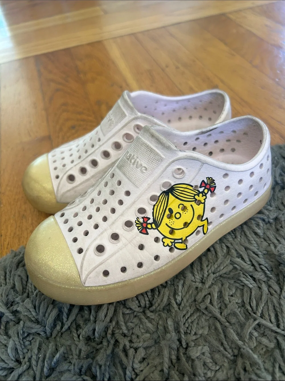 Native Pink Girls Shoes Size 9 Mr Men special edition natives